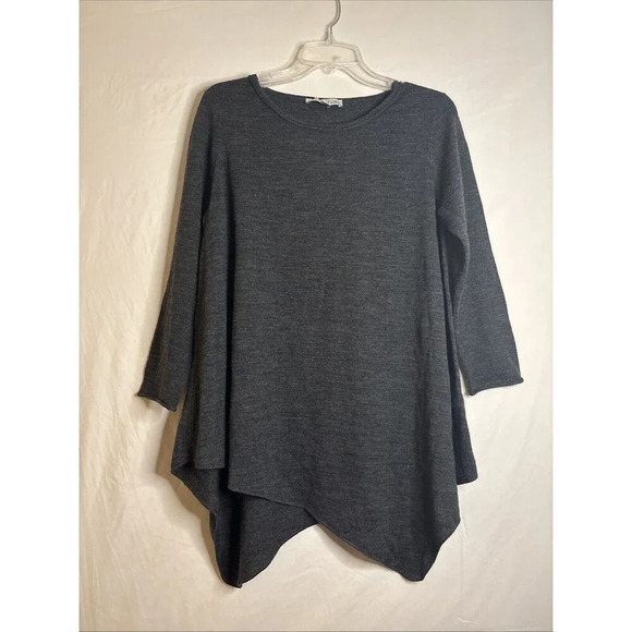 Larry Levine Women's Crew Neck Sweater Top Grey Asymmetrical Hem Size Medium - Picture 1 of 15